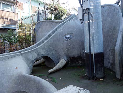 イリュージョンする象のすべり台「あかぎ児童遊園」（東京神楽坂）懐かしの公園遊具