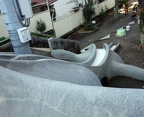 イリュージョンする象のすべり台「あかぎ児童遊園」（東京神楽坂）懐かしの公園遊具