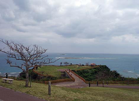 天気がよければ最高の沖縄岬景色でしょうけど・・・「知念岬公園」（沖縄南城）