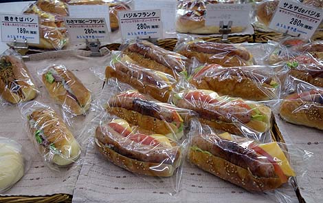 ふらんすや（東京北千住）町のパン屋さんとは思えないハイレベルの総菜バーガーパン2つ