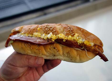 ふらんすや（東京北千住）町のパン屋さんとは思えないハイレベルの総菜バーガーパン2つ