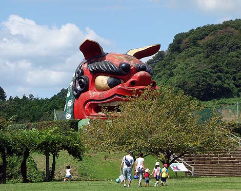 日本一の大きさと言われる巨大な獅子頭「常陸風土記の丘 巨大獅子頭展望台」（茨城石岡）