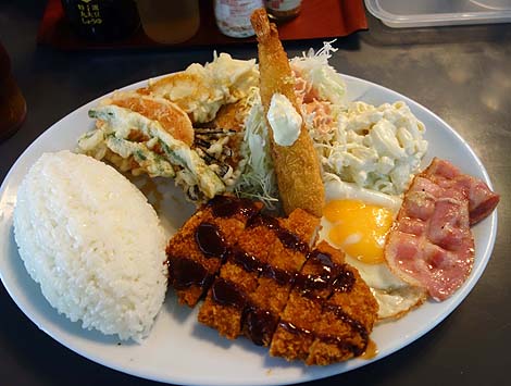 ハイウェイ食堂（沖縄那覇）那覇最後の外食は24時間営業大衆食堂でボリュームたっぷりランチとつく定食を