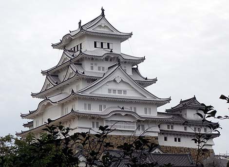 真っ白に生まれ変わったこの現存城は世界遺産にふさわしい「姫路城」（兵庫）