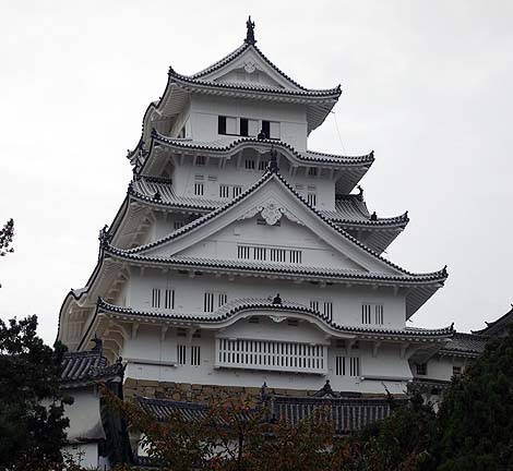 真っ白に生まれ変わったこの現存城は世界遺産にふさわしい「姫路城」（兵庫）