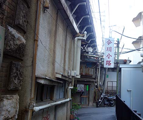 昭和レトロの雰囲気をそのまま残したガード下「今川小路」（東京神田）