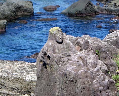 磨崖仏がずらりと並ぶ日本海ではここだけの珍しい岩礁「十六羅漢岩」（山形県飽海郡遊佐）