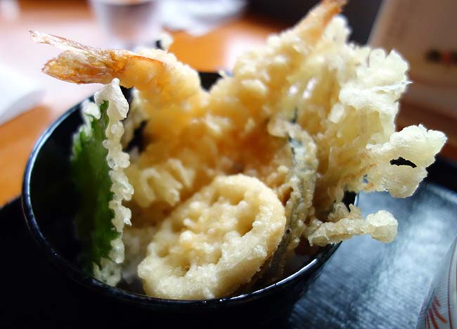 かま釜うどん（神戸三宮）のど越し抜群の讃岐うどんを天丼とのお昼セット