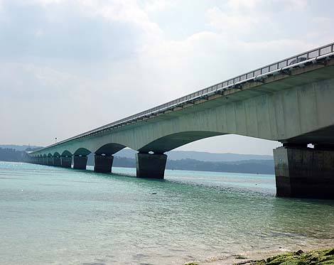 沖縄の綺麗な海を体感したいならここ！通行無料の橋では日本最長です「古宇利大橋」（沖縄県国頭郡今帰仁村）