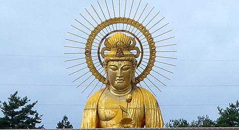 鋳造製では日本一の高さの黄金に輝く巨大像「田沢湖金色大観音」（秋田仙北市）