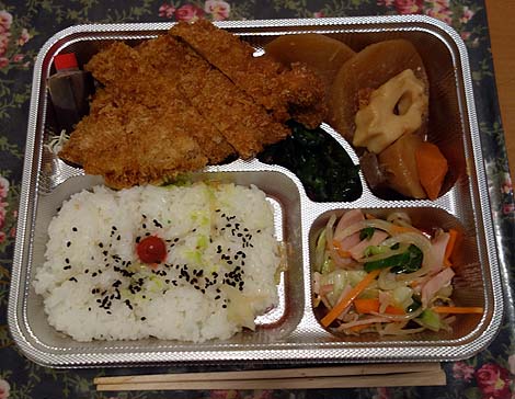 倉井ストアー（東京立石）お総菜・お弁当のお店ですけどイートインでその場で呑めます