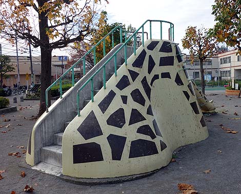 別名きりん公園とも呼ばれております「三河島公園」（東京荒川）懐かしの公園遊具
