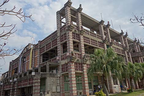 まるで東南アジアの遺跡のような独特の建築です「名護市庁舎」（沖縄名護）珍建築
