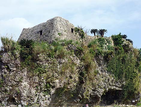 沖縄の城跡石垣の中でも大規模なものが現存しております「中城城[なかぐすくじょう]」（沖縄中頭郡北中城村）