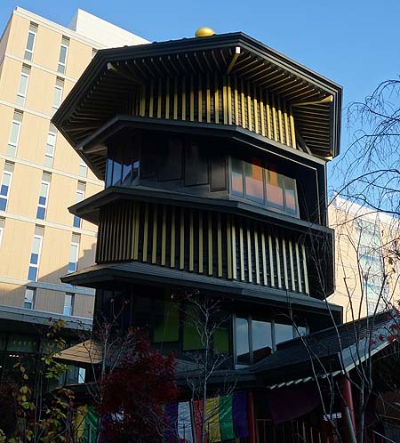 このねじれに捻れた建物は福島会津若松でも見ましたね「すがも鴨台観音堂[鴨台さざえ堂]」（東京西巣鴨大正大学構内）珍建築