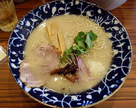 鶏そば 新里（沖縄那覇）非常に美しい鶏白湯スープのラーメンをいただく