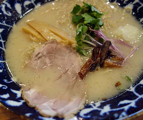 鶏そば 新里（沖縄那覇）非常に美しい鶏白湯スープのラーメンをいただく