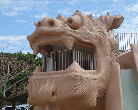 こんなでかいシーサーのすべり台は子供ん時に出会いたかった「シーサー児童公園」（沖縄宜野湾）公園遊具