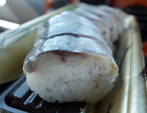 サンリバー四万十物産館 あるね屋（高知四万十）新鮮そうな鯖寿司をテイクアウトでいただく