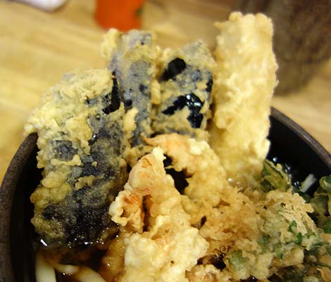 とんがらし（東京水道橋）旨くてボリュームたっぷり天ぷら盛り合わせのひもかわうどん