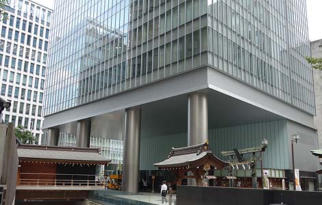 現代オフィスビルと神社との不思議なコラボレーション「虎ノ門琴平タワー」（東京虎ノ門）珍建築