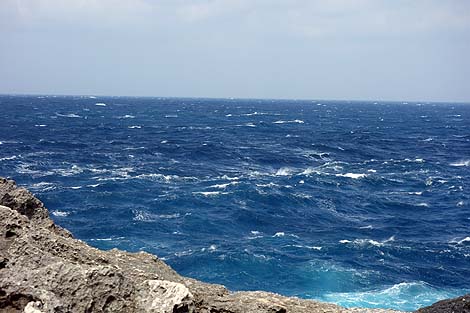 ここまですごい波しぶきを浴びることができる岬は体験したことがない「残波岬灯台」（沖縄中頭郡読谷村）