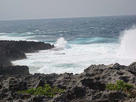 ここまですごい波しぶきを浴びることができる岬は体験したことがない「残波岬灯台」（沖縄中頭郡読谷村）