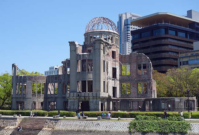 日本一周テーマ「戦時遺産をめぐる旅」ではずせませんよね・・・「原爆ドーム」と「広島平和記念資料館」