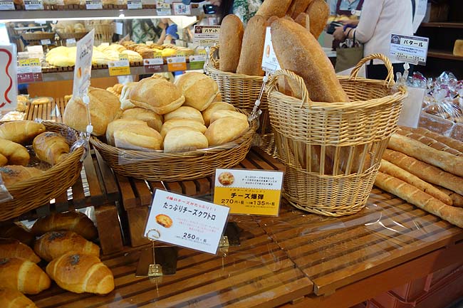 イスズベーカリー 本店 （神戸三宮）神戸に戻って来るとここのカレーパンは必ず食べたくなります
