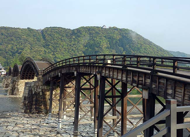 錦帯橋からもその姿を眺めることできる山城「岩国城」（広島）復興天守