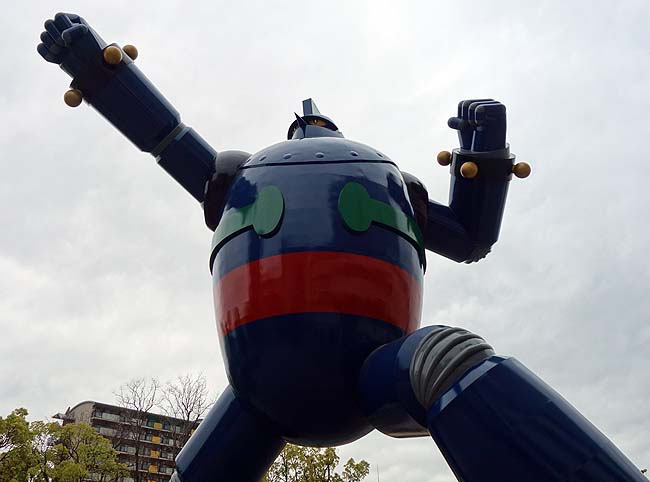 神戸では全国的にメジャーな巨大像になりましたよね♪全高15.3m「鉄人28号モニュメント」（神戸長田区）