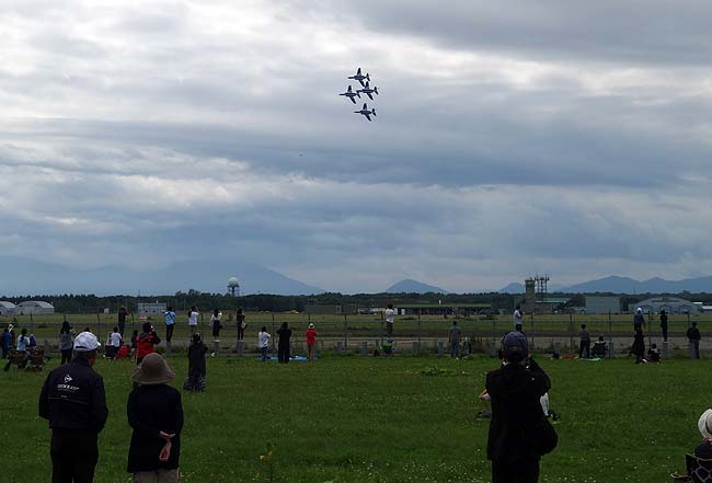 どんよりと分厚い雲で覆われる千歳の空・・・演目できる航空機もなく寂しい状態の「航空祭」