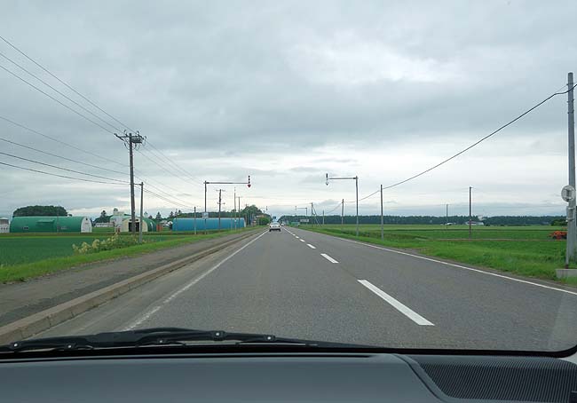 道東はこんな一直線に伸びる道ばかり♪「天空の道」の素晴らしさは一度はドライバーに走ってほしい