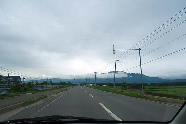 道東はこんな一直線に伸びる道ばかり♪「天空の道」の素晴らしさは一度はドライバーに走ってほしい