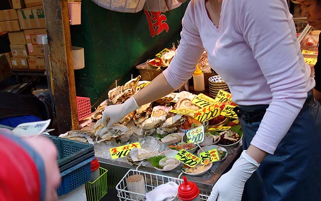 土曜で観光客大混雑の築地市場・・・この買い食いグルメオンパレードの中で何を食う？