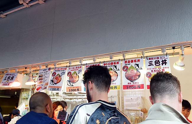土曜で観光客大混雑の築地市場・・・この買い食いグルメオンパレードの中で何を食う？