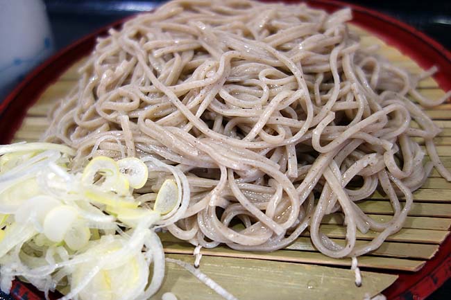 a la 麓屋 [あらふもとや]（東京田町）元フレンチシェフが創るちょいお高め立ち食い系そばで「ざる蕎麦」