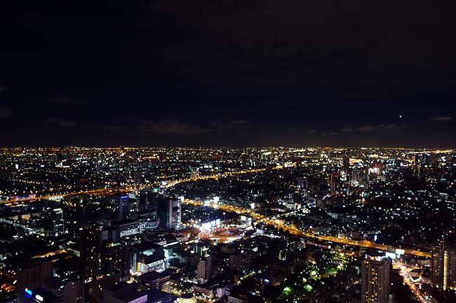 地上高300mの屋外展望台でバンコク一望「バイヨーク スカイ タワー」は宿泊すると無料利用可
