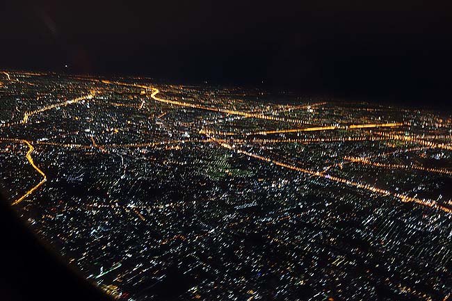 タイ・ドンムアン空港から日本・新千歳空港へのエアアジア直行便に乗り込む♪あれが香港の灯だ！