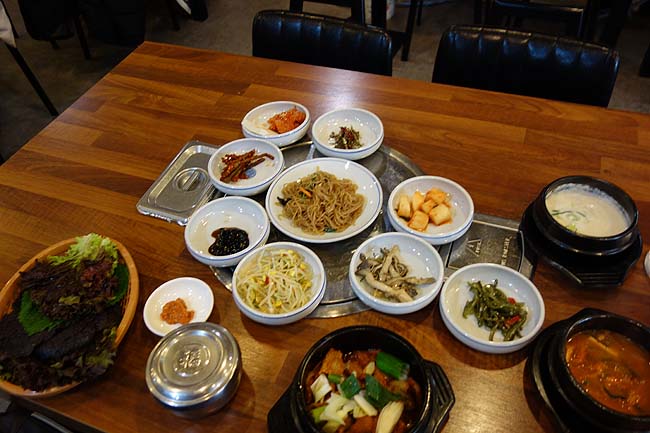 韓国ソウル観光の定番「明洞」へ！しかし10種類以上ものおかずがつく豚プルコギ定食はさすがだ