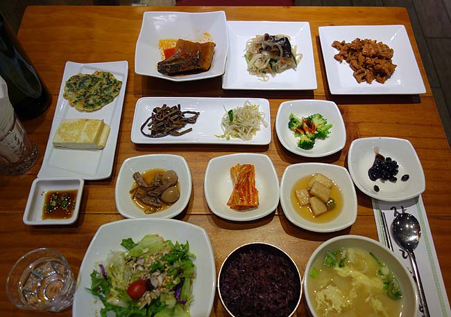 なんと！20種類近くの日替わりおかずが揃ったソウル江南の韓式定食1200円の味は？