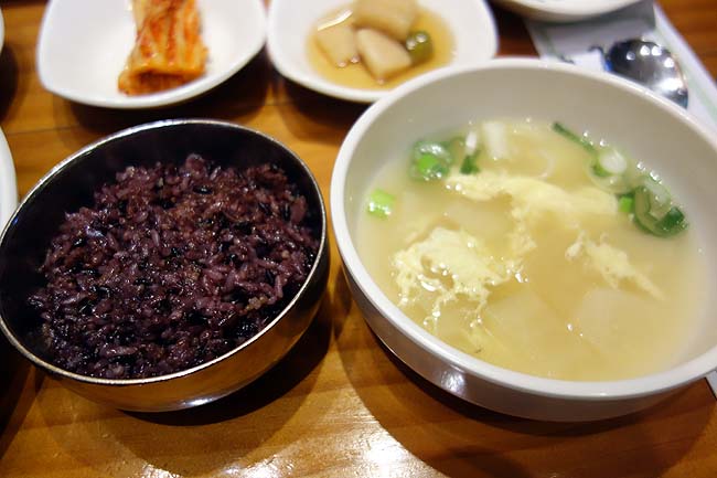 なんと！20種類近くの日替わりおかずが揃ったソウル江南の韓式定食1200円の味は？
