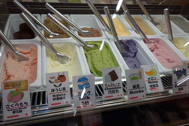 くりーむ童話 摩周温泉 道の駅店（北海道）川湯温泉に本店があるアイスクリームさんでトリプル食い！