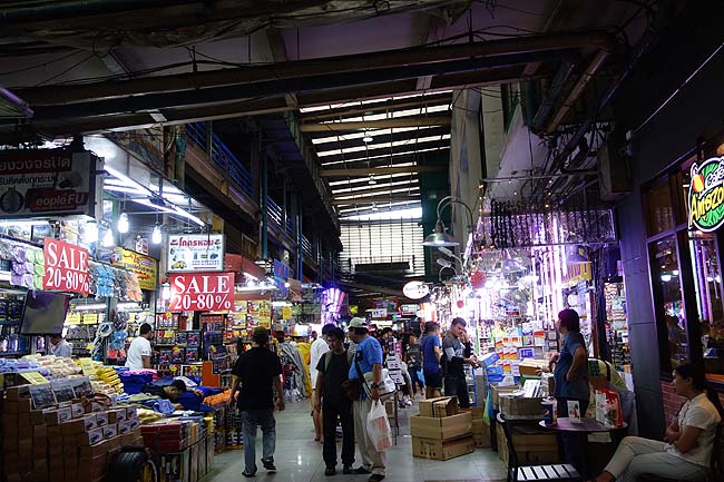 泥棒市場と呼ばれる「クロントム」周辺は怪しいジャンクな電化せ品のオンパレードであった（タイバンコク）