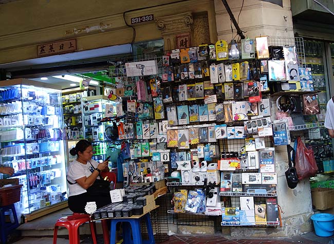 泥棒市場と呼ばれる「クロントム」周辺は怪しいジャンクな電化せ品のオンパレードであった（タイバンコク）