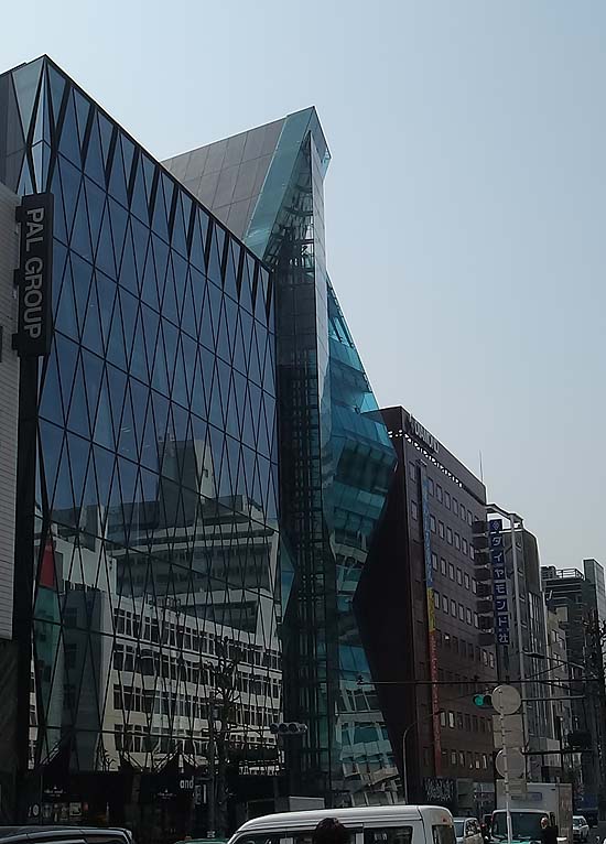 The Iceberg[ジ・アイスバーグ]（東京渋谷神宮前）まるで氷山がビル群の一角に現れたかのような珍建築