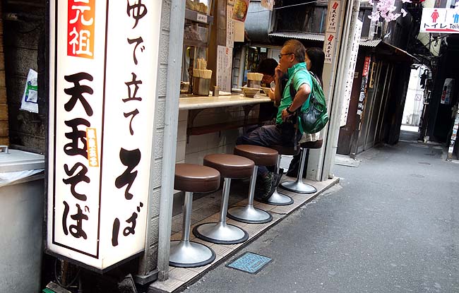 かのや 新宿西口店（東京）ローカル立ち食いそばチェーン系で茹でたてもりそば（270円）