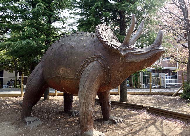 北沼公園（東京葛飾区）恐竜に登って遊んだり月面歩行（ムーンウォーク）が楽しめる個性豊かな公園です