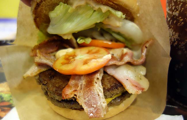 マクドナルド カオサン通り店 [McDonalds]（タイバンコク）日本では味わえないとんどもないボリュームと高額なアンガス牛のスーパーダブルバーガー