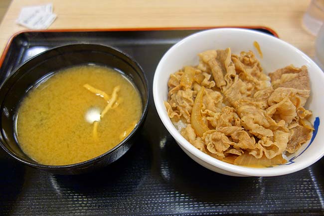 松屋 買物公園通店（北海道旭川）いつも食べる大好きなカレーとここの牛丼はひっさしぶりに食べてみた